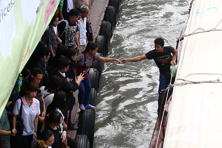 Thuyền là một trong những  phương tiện di chuyển của người dân ở Thái Lan. Ảnh: Người dân chuẩn bị lên thuyền trên một con kênh ở thủ đô Bangkok. Ảnh: Reuters.