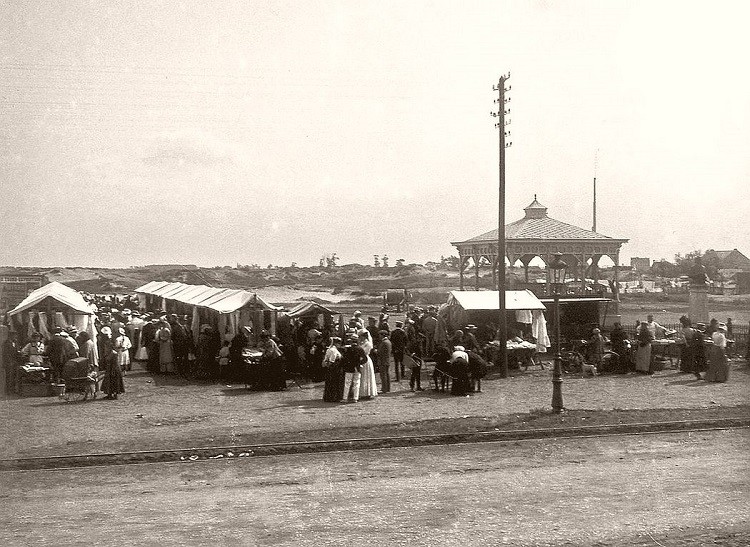 Khu chợ ở Knokke Heist năm 1906. Đây là một trong những bức ảnh phần nào tái hiện  cuộc sống thường nhật ở Bỉ hơn trăm năm trước. Ảnh: Vintage.