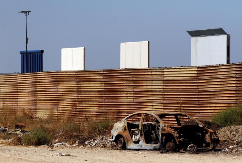 Các  mẫu tường biên giới Mỹ-Mexico đang được xây dựng tại vùng San Diego, bang California. Ảnh: Reuters.