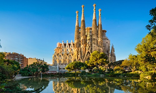 Sagrada Familia, Barcelona, Tây Ban Nha: Khi nhắc đến những  nhà thờ cổ ở Châu Âu thì không thể bỏ qua Sagrada Familia mang đậm dấu ấn của kiến trúc sư Antoni Gaudí. Dù đến nay, nhà thờ này vẫn chưa được hoàn thành nhưng vẻ đẹp độc đáo của nó vẫn đủ sức lôi cuốn bất kì du khách nào ghé thăm.