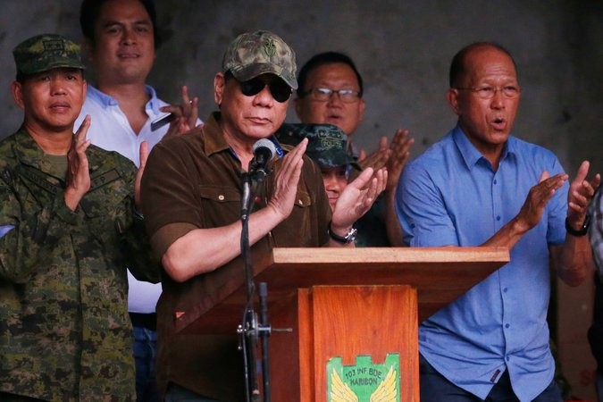 Ngày 17/10, Tổng thống Philippines Rodrigo Duterte tuyên bố quân đội chính phủ đã giải phóng hoàn toàn  thành phố Marawi, 5 tháng sau khi nhóm phiến quân Maute thân IS đánh chiếm thành phố này. Ảnh: FNA.