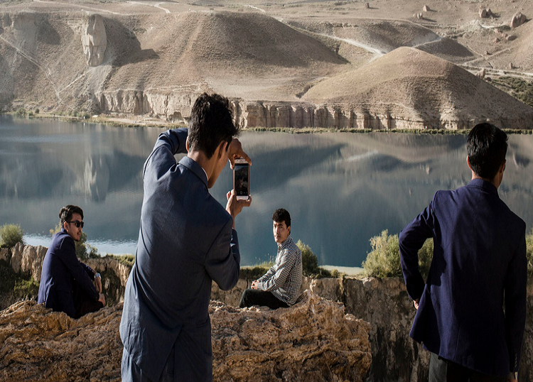 Những bức hình của Laurence Tan chủ yếu khắc họa  cuộc sống ở đất nước Afghanistan trong tháng 8/2017. Ảnh: Các giáo viên Afghanistan đến từ thủ đô Kabul chụp ảnh bên hồ Band-e Haibat trong chuyến thăm Công viên Quốc gia Band-e Amir ngày 13/8/2017. Ảnh: Getty Images.