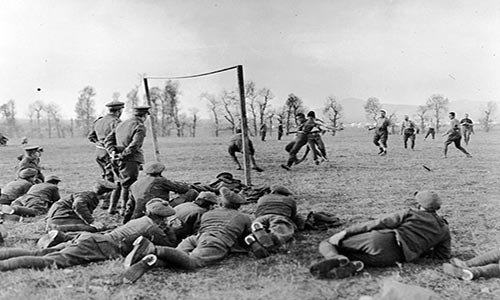 Trận bóng đá của các binh sĩ tại Salonika, Hy Lạp, ngày 25/12/1915. Bóng đá, cầu lông hay quyền anh,... dường như là một số môn thể thao yêu thích của các quân nhân Anh trong  Thế chiến I. Ảnh: The Sun.