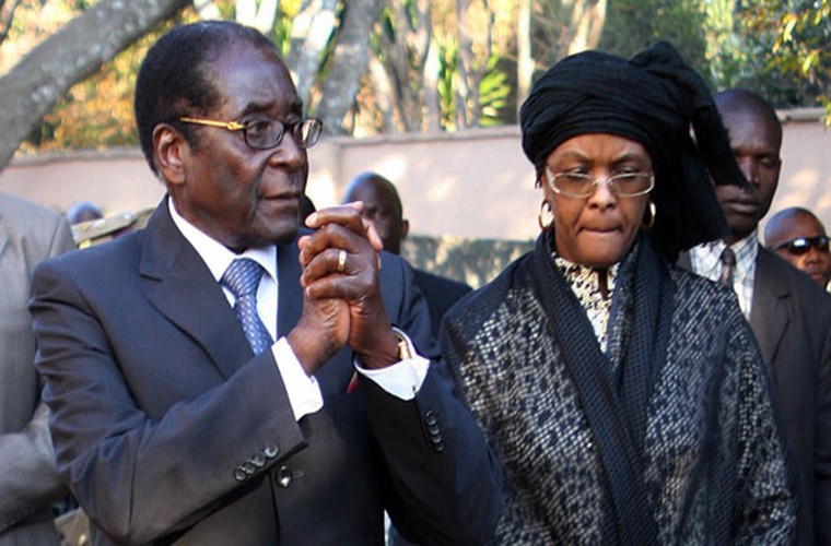 Ngày 21/11, ông Robert Mugabe đã chấp nhận từ chức tổng thống và được quân đội đảm bảo an toàn để rời khỏi đất nước Zimbabwe. Tuy nhiên, số phận của bà Grace, phu nhân của cựu  Tổng thống Mugabe, vẫn chưa được định đoạt. Ảnh: Zimbabwe Today.