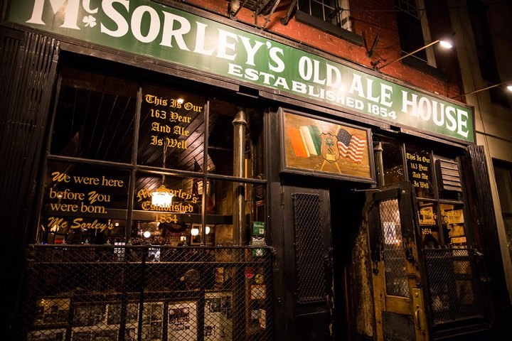 McSorley's Old Ale House tọa lạc ở khu East Village trên đường số 7, gần Đại lộ số 3 ở St. Mark's Historic District.