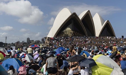 Người dân tranh thủ tìm chỗ để xem pháo hoa. Bà Cloover Moore, thị trưởng Sydney, cho biết khoảng 1,5 triệu người sẽ đến tận nơi để chiêm ngưỡng tiết mục  pháo hoa đêm giao thừa.