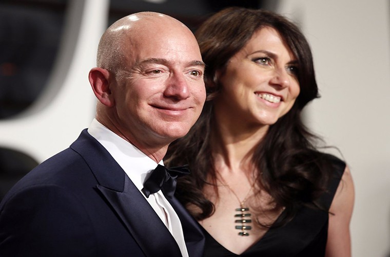 Tỷ phú Jeff Bezos,  người giàu nhất thế giới hiện nay, và vợ MacKenzie lần đầu gặp nhau tại công ty quản lý đầu tư D.E.Shaw. Khi đó, MacKenzie là một cộng sự nghiên cứu trong khi Jeff giữ chức Phó Chủ tịch của D.E.Shaw. Được biết, Jeff là người đầu tiên phỏng vấn MacKenzie tại công ty này. (Nguồn ảnh: BI)