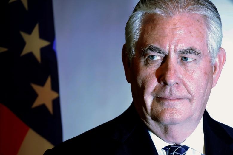 Reuters đưa tin, ngày 13/3, Tổng thống Trump bất ngờ đưa ra thông báo cách chức  Ngoại trưởng Mỹ Rex Tillerson. Theo một quan chức Nhà Trắng, quyết định thay Ngoại trưởng Mỹ của ông Trump nhằm chuẩn bị cho các cuộc đàm phán sắp tới với Triều Tiên. Ảnh: Ông Tillerson tham gia cuộc họp báo với Ngoại trưởng Nigeria Geoggrey Onyeama ở Abuja, Nigeria, ngày 12/3/2018. (Nguồn ảnh: Reuters)