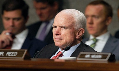 TNS John McCain nhập viện phẫu thuật đại tràng