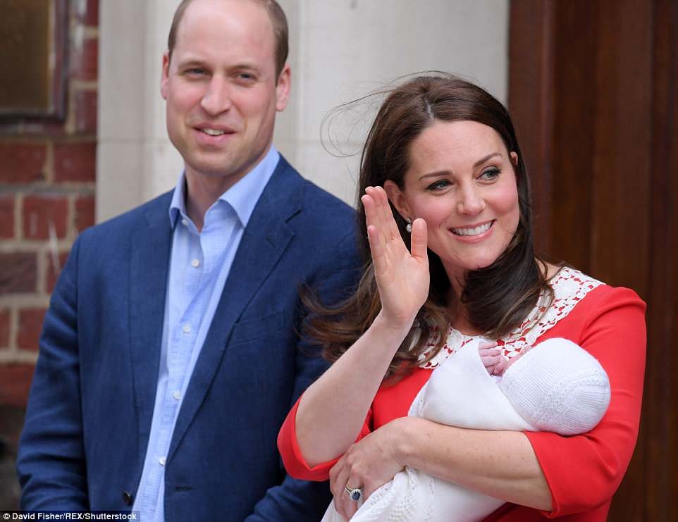 Theo Daily Mail, Công nương Kate Middleton đã hạ sinh một tiểu hoàng tử vào khoảng 11h sáng 23/4 (giờ địa phương) tại Khoa sản Lindo Wing của Bệnh viện St. Mary ở Paddington, London. Đây cũng là nơi hai người con trước đó của Công nương Kate Middleton là tiểu hoàng tử George và tiểu công chúa Charlotte lần lượt chào đời. (Nguồn ảnh: Daily Mail)