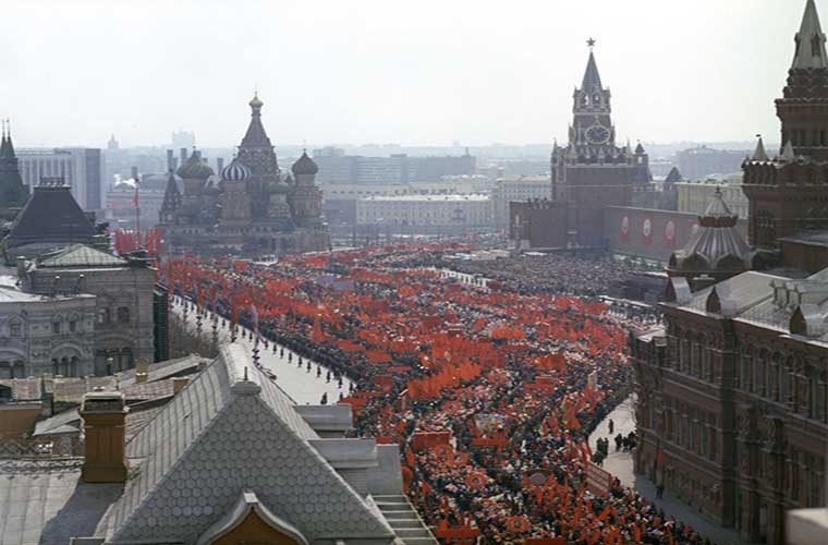 Đông đảo người dân Liên Xô tham gia cuộc diễu hành ở Quảng trường Đỏ, thủ đô Moscow, nhân dịp kỷ niệm  ngày Quốc tế Lao động, bức ảnh trên được chụp năm 1976. (Nguồn ảnh: Sputnik)