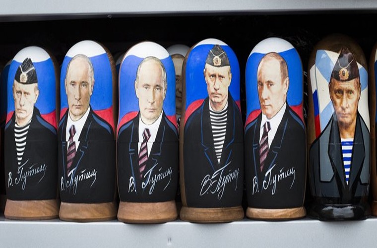 Búp bê gỗ matryoshka in hình  Tổng thống Vladimir Putin tại một quầy lưu niệm ở Moscow. Hôm 7/5, ông Putin chính thức bước vào nhiệm kỳ tổng thống thứ tư sau lễ tuyên thệ nhậm chức ở Điện Kremlin.