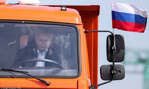 Tổng thống Putin lái xe tải qua cầu nối Nga và Crimea