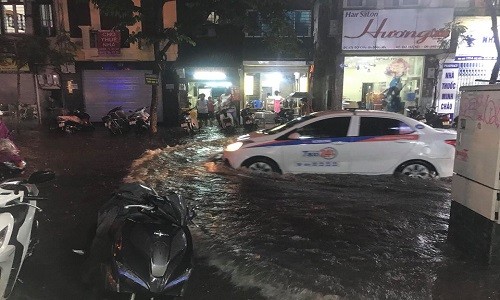 16h, cơn mưa như trút nước xuống  Hà Nội khiến một loạt các tuyến phố phía Nam TP như: Minh Khai, Trường Chinh, Thanh Đàm, Nguyễn Chính,... ngập sâu trong nước.