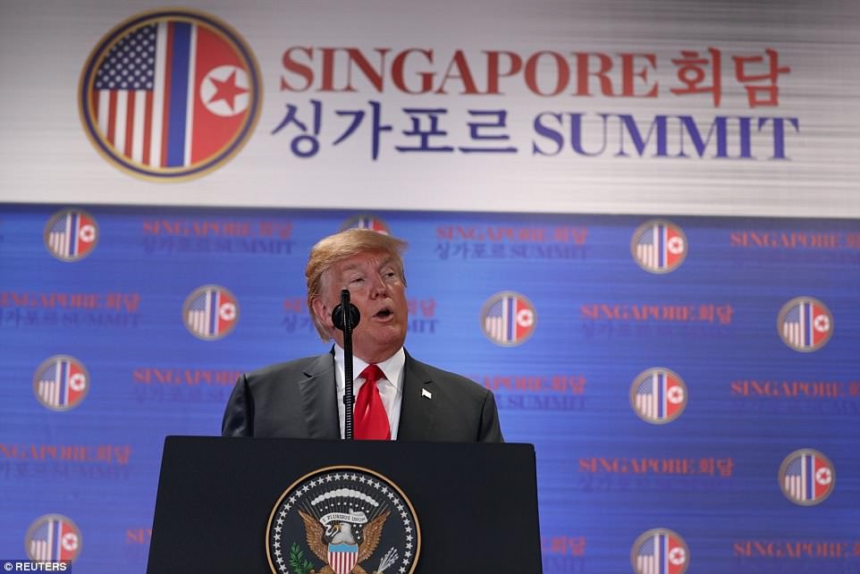 Theo Straits Times, cuộc họp báo của Tổng thống Trump sau khi ký tuyên bố chung với nhà lãnh đạo Triều Tiên Kim Jong-un diễn ra vào lúc 16h chiều 12/6 (15h giờ Hà Nội) tại khách sạn Capella. Ảnh: Reuters.