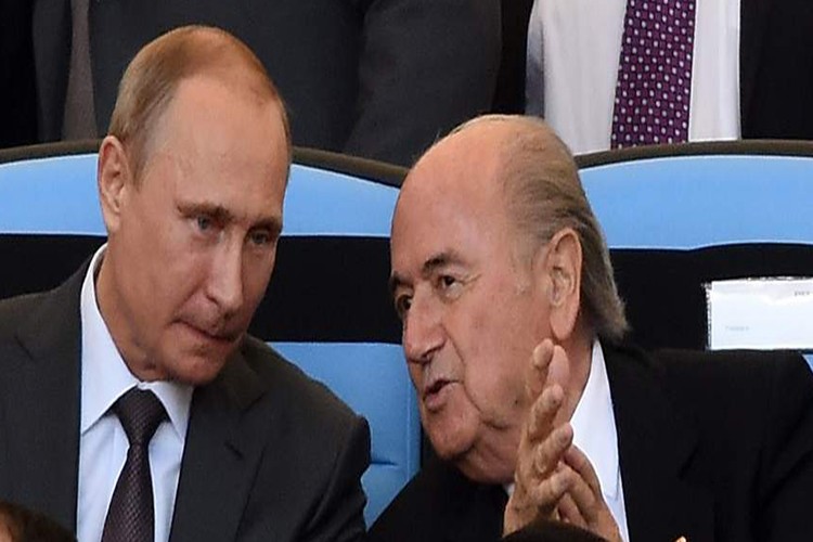 Có thể thấy, Tổng thống Nga Vladimir Putin cũng là một fan hâm mộ bóng đá. Trong mùa  World Cup 2014, ông chủ Điện Kremlin đã bay sang tận Brazil để theo dõi trận chung kết giữa Đức và Argentina. Ảnh: Tổng thống Putin (trái) ngồi cạnh ông Sepp Blatter, khi đó là Chủ tịch Liên đoàn Bóng đá Thế giới FIFA, theo dõi trận đấu. Ảnh: Getty.