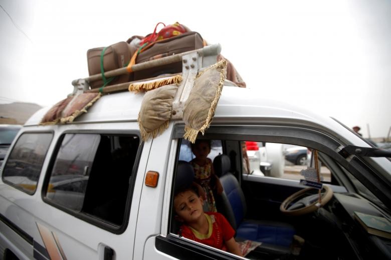 Theo hãng thông tấn Reuters, các cuộc giao tranh tại Hodeidah vẫn tiếp diễn khi liên quân Ả-rập đang cố gằng giành quyền kiểm soát thành phố cảng này từ tay lực lượng nổi dậy Houthi. Lo sợ chiến tranh, nhiều  người dân Yemen mang theo đồ đạc kéo nhau rời khỏi thành phố này. (Nguồn ảnh: Reuters)