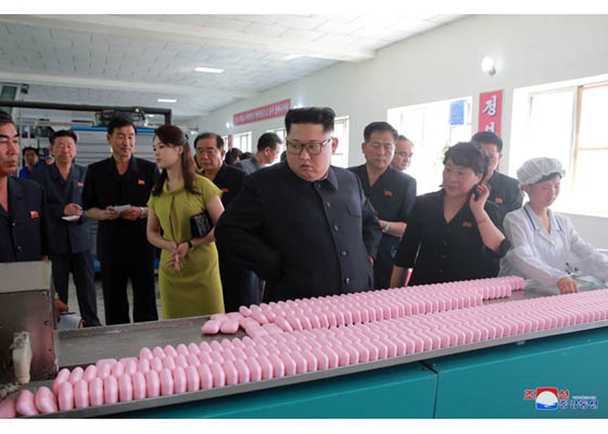 Trước đó, hôm 30/6, ông  Kim Jong-un đã có chuyến thăm thị trấn biên giới Sindo thuộc tỉnh Bình An Bắc, nằm trong khu công nghiệp Hwanggumpyong mà Triều Tiên cùng phát triển với Trung Quốc. Ảnh: Rodong Sinmun