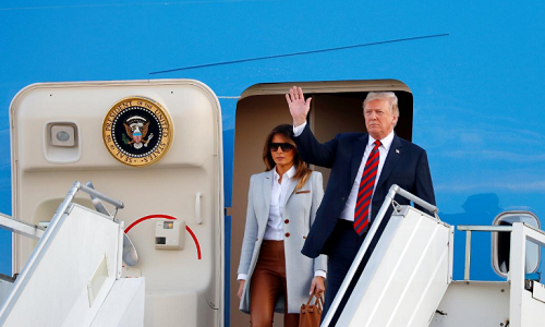 Theo Washington Post, Tổng thống Trump và Đệ nhất phu nhân Melania Trump đã có mặt tại sân bay quốc tế Helsinki ở Vantaaa vào khoảng 18h50 ngày 15/7 (giờ địa phương), một ngày trước khi Hội nghị thượng đỉnh Mỹ-Nga chính thức diễn ra. Ảnh: Reuters.