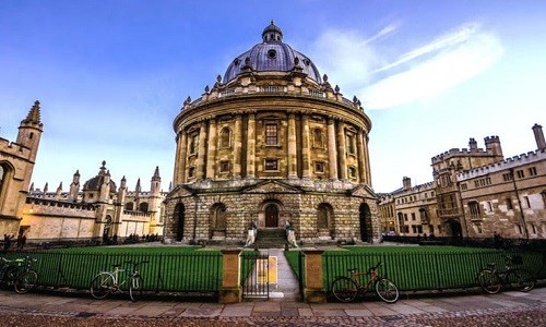 Mặc dù không ai biết chính xác trường  Đại học Oxford được thành lập vào năm nào nhưng hoạt động giảng dạy tại ngôi trường này bắt đầu vào năm 1096. Theo The Richest, Oxford là trường đại học lâu đời nhất nước Anh và là viện đại học lâu đời thứ hai đang còn hoạt động trên thế giới. (Nguồn: The Richest)