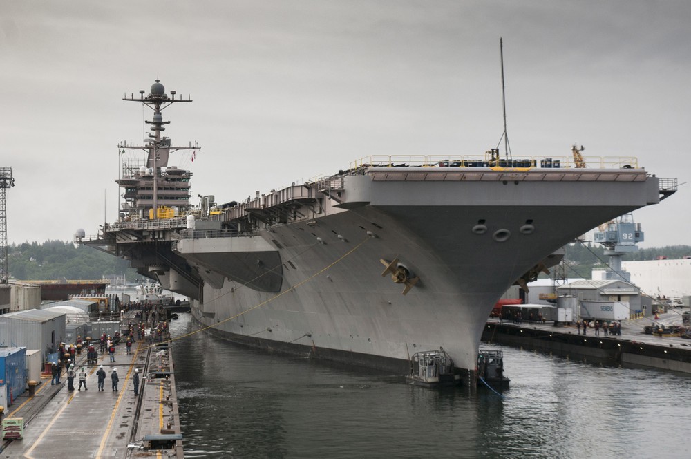 Mặc dù, kế hoạch đại tu tàu sân bay hạt nhân USS John C. Stennis (CVN74) sau hơn 20 năm hoạt động đã được Hải quân Mỹ ấn định từ trước, tuy nhiên việc Lầu Năm Góc tiếp tục chương trình kéo dài thời gian hoạt động của các tàu sân bay lớp Nimitz ít nhiều liên quan đến chương trình phát triển tàu sân bay hạt nhân thế hệ mới của Washington là USS Gerald R. Ford vốn đã chậm tiến độ ít nhất 3 năm và nó vẫn chưa thể đi vào hoạt động. Ảnh: wordpress.com