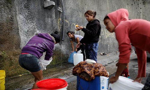 Theo hãng thông tấn Reuters dẫn thông tin từ một cuộc khảo sát do hai tổ chức phi chính phủ Venezuela thực hiện, khoảng 75% cư dân thủ đô Caracas thường xuyên không có nước sử dụng. Khoảng 11% cho rằng, nguồn nước bẩn chính là nguyên nhân gây ra các bệnh về da và dạ dày. (Nguồn ảnh: Reuters)