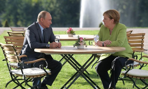 Theo hãng thông tấn Reuters,  Tổng thống Nga Putin đã gặp Thủ tướng Đức Merkel tại Cung điện Meseberg ở thị trấn Gransee, ngoại ô thủ đô Berlin, hôm 18/8. Được biết, mối quan hệ hai nước trở nên căng thẳng kể từ khi Nga sáp nhập bán đảo Crimea vào năm 2014. Ảnh: Reuters.