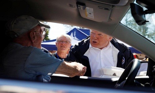 Theo hãng thông tấn Reuters,  Tổng thống Trump đã đến thăm hỏi, động viên và giao đồ ăn tận tay cho cư dân địa phương tại một số khu vực ở bang Bắc Carolina vừa chịu ảnh hưởng của siêu bão Florence. (Nguồn ảnh: Reuters).