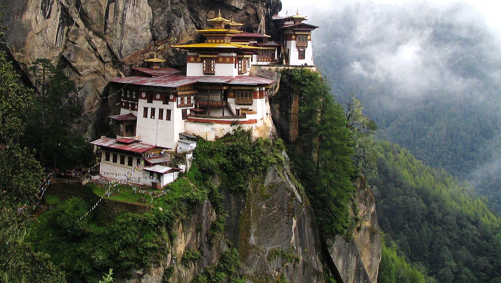 Nằm cheo leo bên vách đá của thung lũng Paro ở Bhutan, tu viện Paro Taktsang là một trong những địa điểm du lịch “cô độc” nhất thế giới. (Nguồn ảnh: Sputnik)