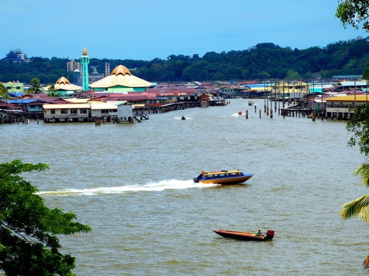 Theo Busniess Insider,  ngôi làng nổi kỳ lạ Kampung Ayer ở ngoại ô Bandar Seri Begawan là nơi sinh sống của 13.000 cư dân, một nửa số dân của thủ đô Brunei. (Nguồn ảnh: Business Insider)