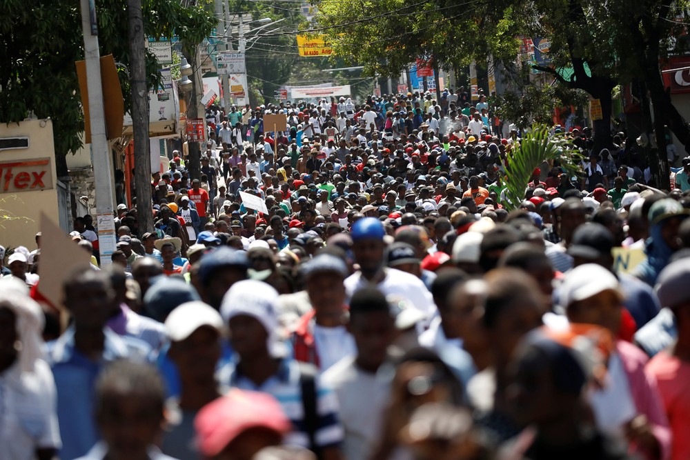 Theo Al Jazeera, hàng nghìn người đã đổ ra đường phố Port-au-Prince, thủ đô của Haiti, để biểu tình phản đối vụ bê bối tham nhũng mới nhất ở nước này và kêu gọi Tổng thống Jovenel Moise từ chức. (Nguồn ảnh: Reuters).