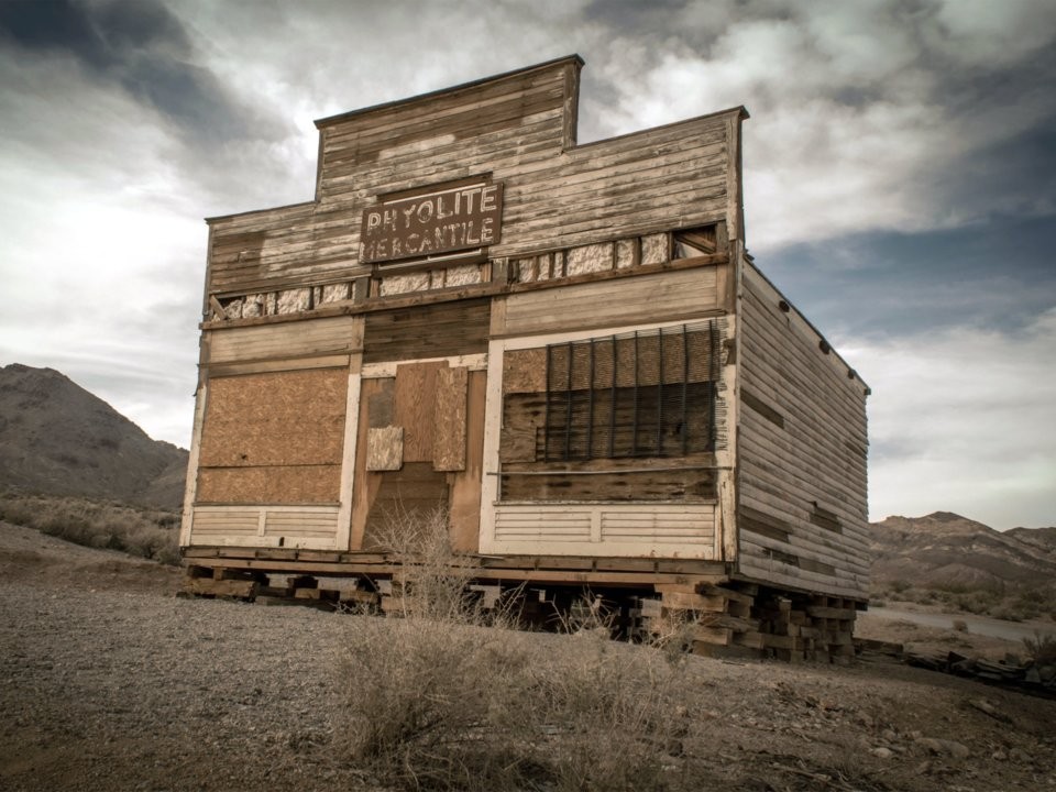 Rhyolite, một trong những thị trấn “ma” lớn nhất bang Nevada (Mỹ), được thành lập năm 1904 vào thời kỳ “cơn sốt vàng”. Tuy nhiên, khi các mỏ vàng bị đóng cửa vào năm 1911, người dân địa phương dần dần rời khỏi thị trấn này và nó bị bỏ hoang từ năm 1916 đến nay. Đây mới chỉ là một trong số  địa điểm bỏ hoang nổi tiếng thế giới. (Nguồn: Insider)