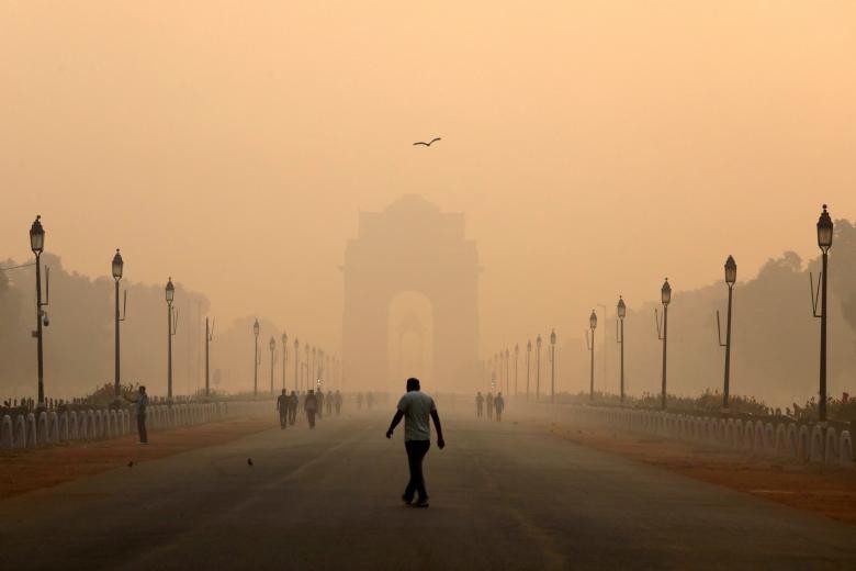 Theo Reuters, tình trạng ô nhiễm tại thủ đô Ấn Độ New Delhi đã tăng lên mức độ “nghiêm trọng” và “nguy hiểm” trong tuần này. Ảnh: Một người đàn ông đi bộ trước Cổng thành India Gate ở New Delhi bị bao trùm bởi làn sương mù ngày 29/10. (Nguồn ảnh: Reuters)