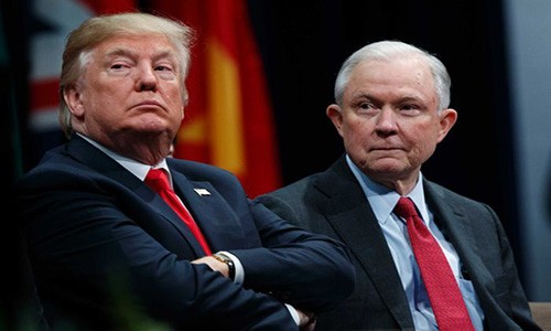 Ngày 7/11,  Tổng thống Trump đã sa thải Bộ trưởng Tư pháp Mỹ Jeff Sessions. Như vậy, ông Sessions trở thành bộ trưởng đầu tiên bị cách chức trong cuộc cải tổ nội các dự kiến của Tổng thống Trump sau cuộc bầu cử Quốc hội giữa nhiệm kỳ vừa qua. Ảnh: ABC.