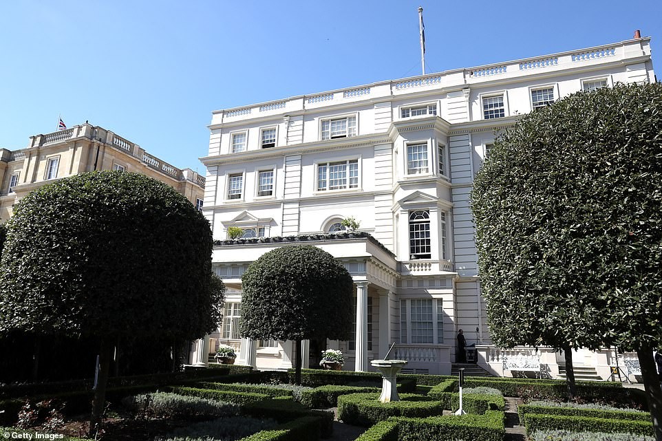 Điện Clarence House ở thủ đô London hiện là nơi ở chính thức của  Thái tử Charles và nữ Công tước xứ Cornwall, bà Camilla. Tòa nhà này có 4 tầng, được xây dựng trong khoảng thời gian từ năm 1825 đến 1827. Ảnh: Getty.