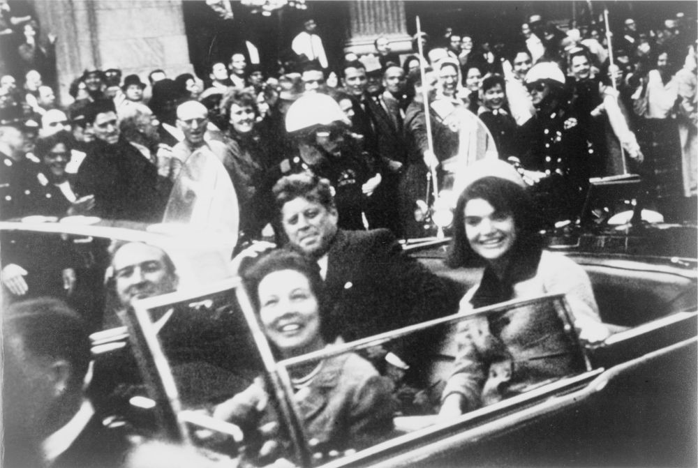 Ngày 22/11/1963, cựu Tổng thống Mỹ Kennedy đã bị tên Lee Harvey Oswald bắn chết tại Dallas, bang Texas. Vụ ám sát Tổng thống Kennedy khi đó trở thành sự kiện gây chấn động nước Mỹ và toàn thế giới. (Nguồn ảnh: Sputnik)