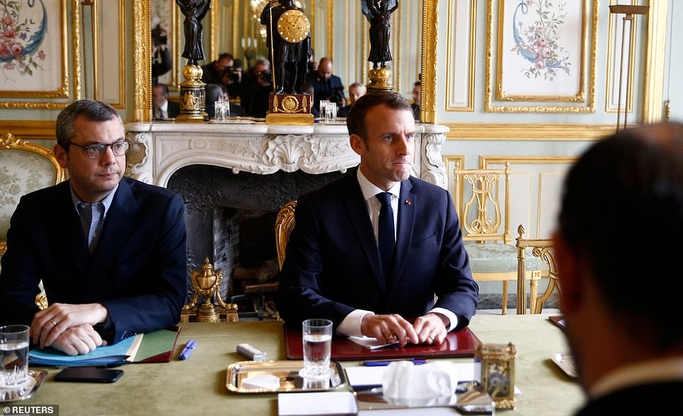 Theo Daily Mail, ngày 2/12, Tổng thống Macron đã họp khẩn cấp với Thủ tướng Edouart Philippe để thảo luận về cách thức tiến hành đối thoại với phong trào “Áo vàng” sau các cuộc biểu tình bạo lực của phong trào này ở  thủ đô Paris hôm 1/12. (Nguồn ảnh: Daily Mail)