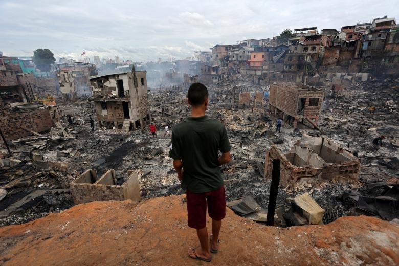 Theo hãng thông tấn Reuters, vụ hỏa hoạn kinh hoàng đã thiêu rụi hàng trăm ngôi nhà trong một " khu ổ chuột" ở thành phố Manaus, Brazil ngày 18/12 (giờ địa phương). (Nguồn ảnh: Reuters)