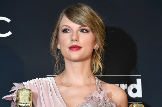 Theo bảng xếp hạng của Ranker, Taylor Swift đứng đầu trong danh sách những  người phụ nữ có sức ảnh hưởng nhất thế giới năm 2018 vừa qua. Cô là một ca sĩ kiêm sáng tác nhạc nổi tiếng người Mỹ. Cô sinh ra và lớn lên tại Wyomissing, bang Pennsylvania. Năm 14 tuổi, cô chuyển đến Nashville, Tennessee để theo đuổi sự nghiệp âm nhạc đồng quê. Ảnh: PS.