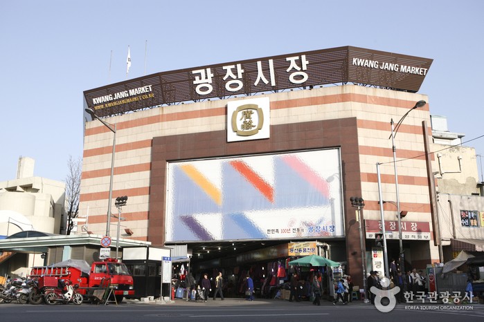 Tọa lạc tại Jongno-gu, thủ đô Seoul, Gwangjang (Kwang Jang) là khu chợ lâu đời lớn nhất Hàn Quốc với diện tích 42.000 m2. Mỗi ngày có khoảng 65.000 người ghé thăm khu chợ nổi tiếng này. Ảnh: visitkorea.or.kr.