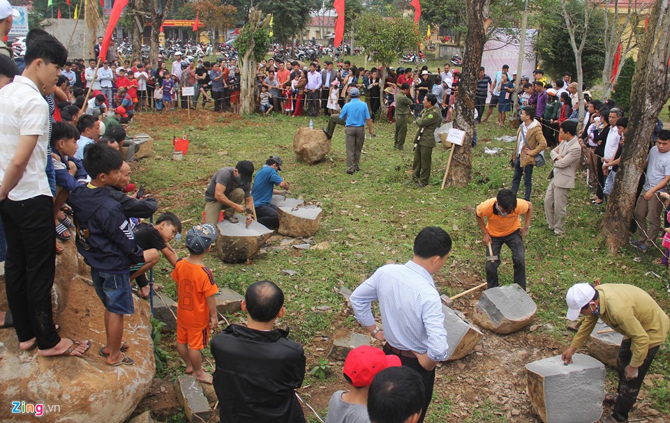 Ngày 10/2 (mùng 6 Tết) xã Gio Hòa, huyện Gio Linh, tỉnh Quảng Trị tổ chức hội thi Chẻ Đá Mồ Côi. Hội thi đầu xuân gắn liền với nghề chẻ đá đã có từ lâu đời tại vùng đất phía tây huyện Gio Linh.