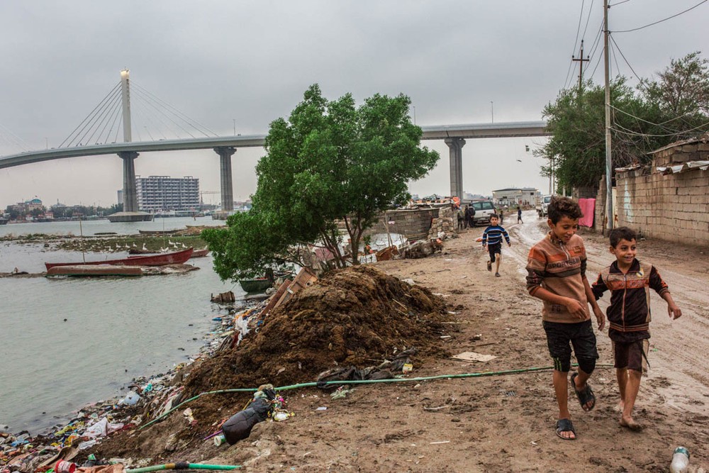 Theo Al Jazeera, thành phố Basra của Iraq từng được mệnh danh là " Venice của Phương Đông". Tuy nhiên, thành phố phía nam Iraq này đang đối diện với tình trạng ô nhiễm nghiêm trọng, khi những dòng sông trong thành phố biến thành bãi rác ngoài trời. (Nguồn ảnh: Al Jazeera)