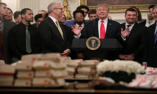 Tổng thống Trump lại mời khách Nhà Trắng ăn hamburger