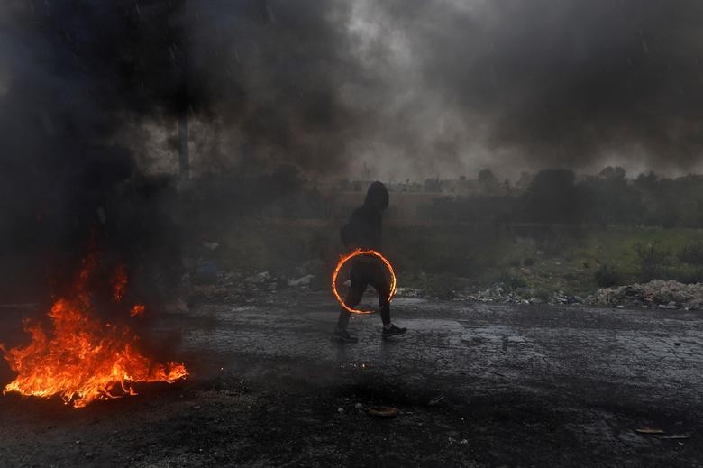 Theo hãng thông tấn Reuters, ngày 30/3, hàng chục nghìn người đã tham gia cuộc tuần hành "Tháng Ba trở về vĩ đại" tại  Dải Gaza nhằm kỷ niệm một năm nổ ra các cuộc biểu tình và đụng độ bạo lực ở khu vực biên giới Israel-Gaza. (Nguồn ảnh: Reuters)