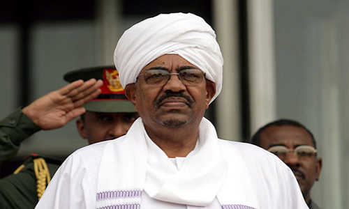 Theo Reuters đưa tin, ngay sau khi Tổng thống Omar al-Bashir tuyên bố từ chức trong hôm 11/4 thì ngay sau đó ông này cùng nội các hơn 100 người trong đó có cả Thủ tướng Sudan Mohamed Tahir Ayala đã bị quân đội nước này bắt giữ. Thông tin trên cũng được Bộ trưởng Quốc phòng Sudan Awad bin Auf xác nhận trong thông báo áp đặt tình trạng khẩn cấp trên toàn bộ lãnh thổ Sudan trong vòng 3 tháng. Ảnh: Lobelog.