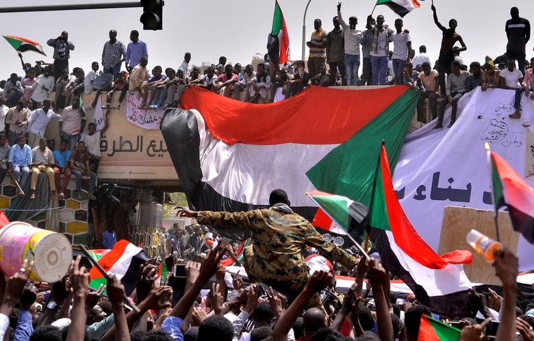 Ngày 11/4, Tổng thống Sudan Omar al-Bashir tuyên bố từ chức, chấm dứt 30 năm cầm quyền tại quốc gia Châu Phi này. (Nguồn ảnh: Reuters)