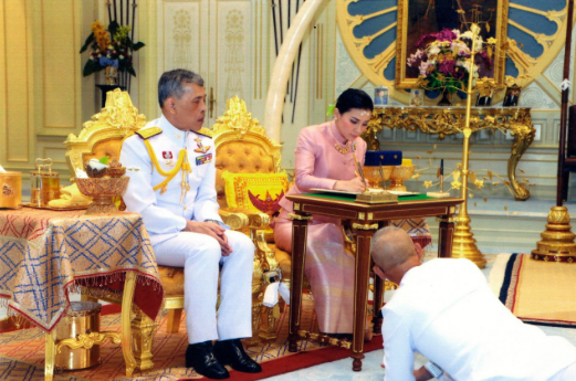 Ngày 1/5, Quốc vương Maha Vajiralongkorn, 66 tuổi, đã kết hôn với Đại tướng Suthida Vajirusongkorn, 40 tuổi, tại cung điện Dusit ở thủ đô Bangkok và sắc phong bà Suthida làm Hoàng hậu Thái Lan. Ảnh: People.