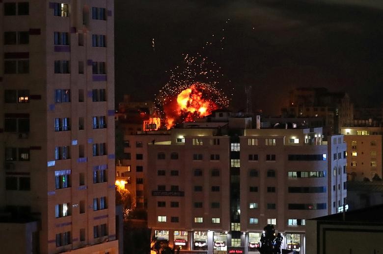 Theo hãng thông tấn Reuters, các vụ không kích lẫn nhau giữa Quân đội Israel và lực lượng vũ trang tại Gaza vẫn tiếp diễn trong bối cảnh  xung đột Israel-Palestine lại bùng phát dữ dội. (Nguồn ảnh: Reuters)