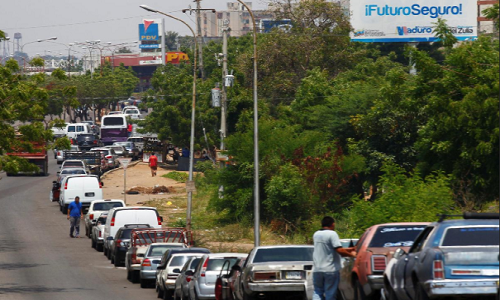 Theo hãng thông tấn Reuters, tình trạng  thiếu hụt nhiêu liệu ở Venezuela vẫn thường xảy ra. Tuy nhiên, trong những ngày gần đây, đoàn xe xếp hàng chờ đổ xăng tại các trạm xăng dầu ở những bang biên giới như Tachira, Zulia và Bolivar dài hơn bình thường, và thường kéo dài tới hơn 5 giờ. (Nguồn ảnh: Reuters)