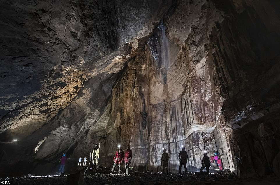 Theo Daily Mail, Gaping Gill là một trong những hệ thống hang động hùng vĩ nhất nước Anh. Hang động này chỉ mở cửa hai lần trong năm. (Nguồn ảnh: Daily Mail)